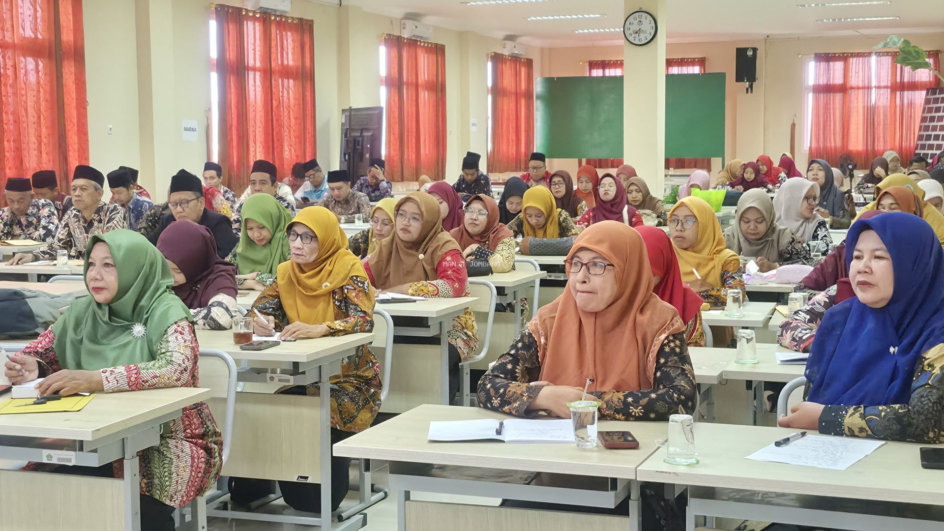 Pengajian Majalisus Saniyyah MAN 4 Jombang, Tekankan Bahaya Hasad dan Pentingnya Mengamalkan Ilmu